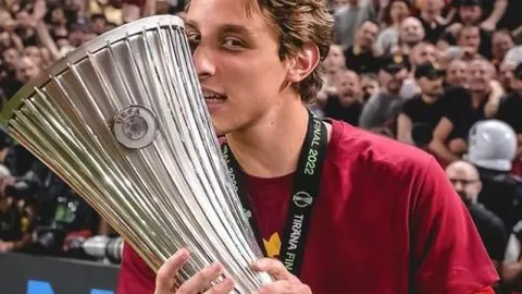 梅西因违规手部接触掐对手教练后颈遭罚款